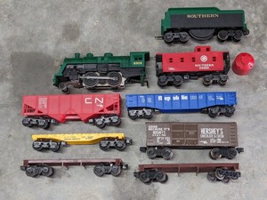 lot 257 image: Southern Express Lionel Train Set & Freight Cars Bundle