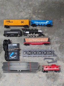 lot 258 image: HO Train Set & Tracks Bundle