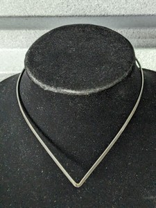 lot 281 image: Sterling Silver V Shape Necklace - 13grams