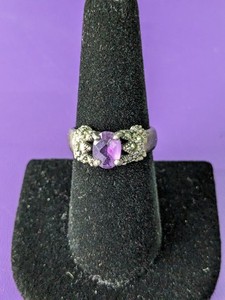 lot 282 image: Sterling Silver 925 Ring w Purple Stone - Size 8 - 5.3grams