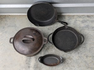 lot 299 image: Lot of 4 - Cast Iron Pot & Skillets