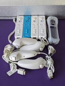 lot 212 image: Lot of 4 - Nintendo Wii Controllers  4 NunChucks