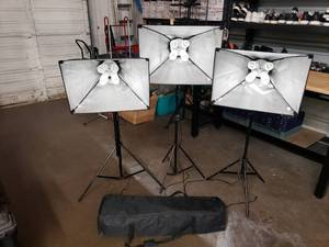 lot 99 image: Full Photography Lighting Setup w Tripods, Bulbs & Case