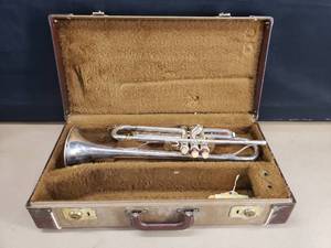 lot 26 image: Vintage Yamaha YTR-232S Trumpet w Matching Case