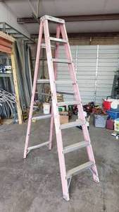 lot 105 image: Louisville 8 Fiberglass Ladder