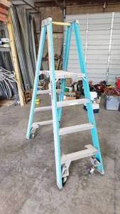 lot 107 image: Werner Electro-Master Twin Platform 4 Fiberglass Step Ladder Model PT6004