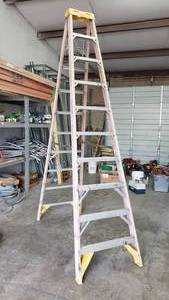 lot 109 image: Werner Extra Heavy Duty 10 Fiberglass Folding Ladder, 300lb Capacity