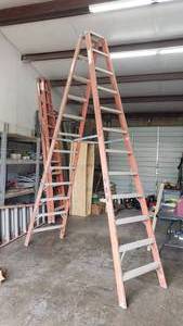 lot 113 image: Extra Heavy Duty 12 Fiberglass Folding Ladder