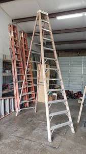 lot 114 image: Werner extra Heavy Duty 12 Fiberglass Folding Ladder, 300lb Capacity