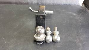lot 196 image: Tow Hitch w 2 &Ball & Extra Balls