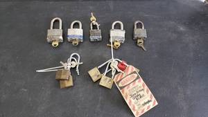 lot 201 image: Lot of Misc Locks w Keys