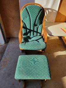 lot 2 image: NICE VINTAGE GRANNYPREGNACY ROCKER WITH FLOATING OTTOMAN