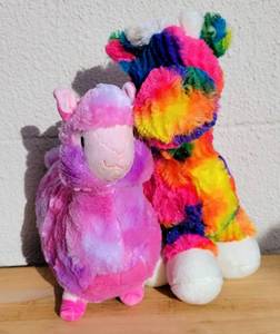lot 50 image: PLUSH LLAMA & GIRAFFE