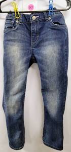 lot 107 image: LEVI KIDS BLUE FADED JEANS SIZE 6 REG