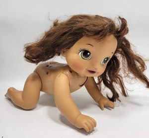 lot 121 image: BABY ALIVE DOLL - MAKES SOUNDS AND CRAWLS