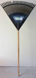 lot 73 image: PLASTIC FAN RAKE