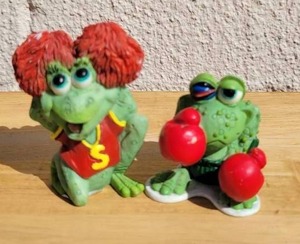 lot 17 image: RETIRED 1994 SPROGZ FROG CHEERLEADER & BOXER FROG