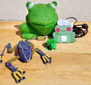 lot 14 image: CUTE FROG COLLECTION INCLUDING LIGHT UP