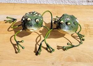 lot 29 image: 2 GARDENFLOWER POT HANGING FROGS