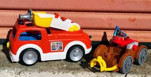 lot 34 image: FISHER PRICE LITTLE PEOPLE FIRE TRUCK & BOULDER LAUNCHER