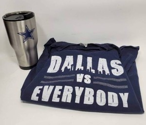 lot 207 image: DALLAS COWBOYS T SHIRT & RTIC INSULATED MUG