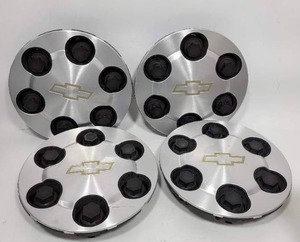lot 287 image: CHEVY HUBCAPS WITH ALL LUGNUTS INCLUDED