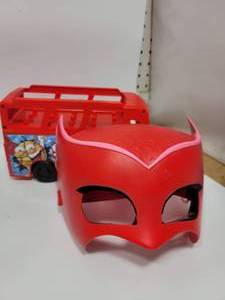 lot 298 image: SMASHERS BUS AND MASK TOYS