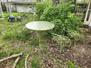 lot 236 image: Wrought iron Funiture set. Table with 4 chairs - has clear plexiglass removable top