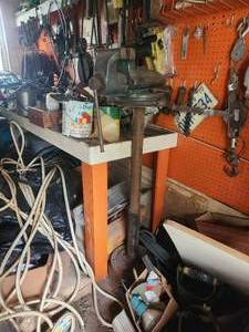 lot 242 image: Vintage Large bench vice on stand
