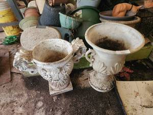 lot 226 image: Selection of 2 tall plastic pots