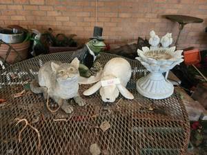 lot 225 image: Selection of yard decor