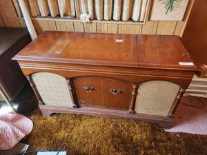 lot 251 image: Vintage GE stereo cabinet and record player - works