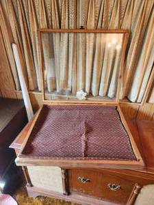 lot 254 image: Vintage clear top wood display case