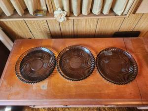 lot 256 image: Selection of 3 vintage Sam & Libby 10 plates