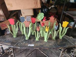 lot 207 image: Selection of colorful wood flowers
