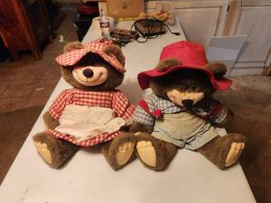 lot 176 image: Pair of vintage The Hatfields stuffed bears - Ma & Pa