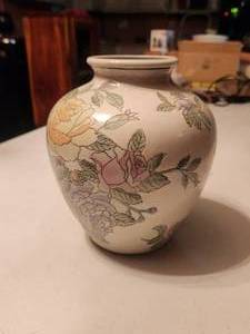 lot 182 image: Vintage rose themed vase