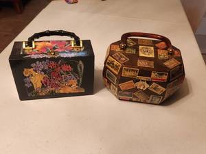 lot 190 image: Selection of 2 decorative wood purses