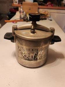 lot 192 image: Vintage chicken bucket pressure cooker