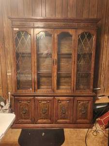 lot 171 image: China display hutch with storage