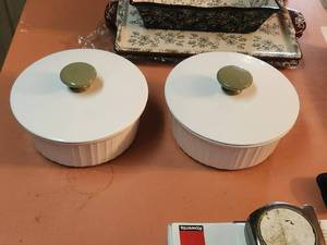 lot 164 image: Selection of 2 covered cookware