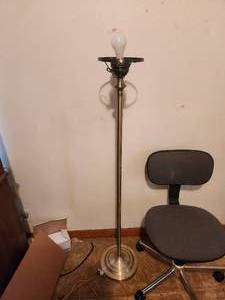 lot 141 image: Brass floor lamp