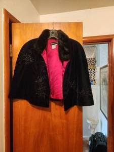 lot 124 image: Black jacket by Donna Morgan - 12