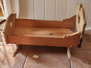 lot 119 image: Vintage wood rocking cradle