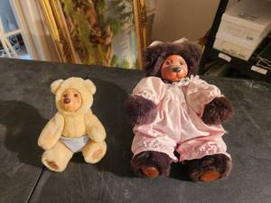 lot 100 image: Pair of vintage collectible Robert Raikes bears