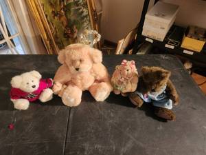 lot 102 image: Selection of collectible Teddy Bears