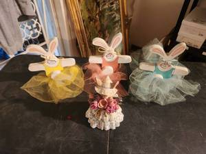 lot 105 image: Selection of Spring-Easter themed rabbits