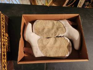lot 106 image: Pair of Zodiac boots - 6.5