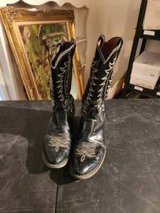 lot 112 image: Pair of Justins cowboy boots - 8.5