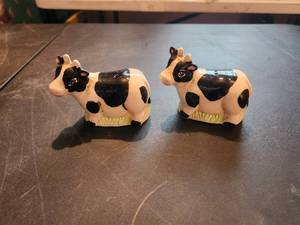 lot 87 image: Vintage cow salt and pepper shakers